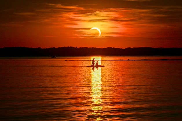 Sonnenfinsternis - Sonnenfinsternis über dem Chiemsee in der Nähe von Chieming am 12.08.2026, Deutschland, Bayern Chieming Chiemseeufer Bayern Deutschland *** Solar Eclipse Solar Eclipse over Lake Chiemsee near Chieming on August 12, 2026, Germany, Bavaria, Chieming, Lake Chiemsee shore, Bavaria, Germany