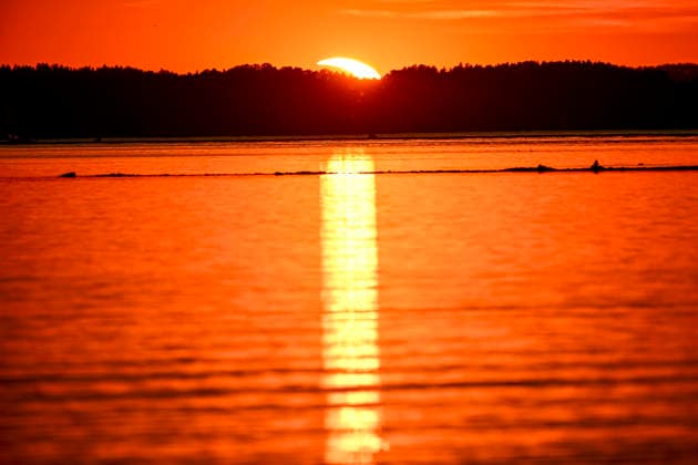 Sonnenfinsternis - Sonnenfinsternis über dem Chiemsee in der Nähe von Chieming am 12.08.2026, Deutschland, Bayern Chieming Chiemseeufer Bayern Deutschland *** Solar Eclipse Solar Eclipse over Lake Chiemsee near Chieming on August 12, 2026, Germany, Bavaria, Chieming, Lake Chiemsee shore, Bavaria, Germany