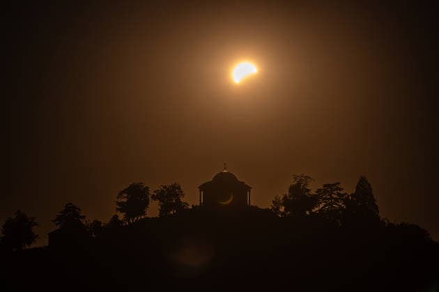 Die partielle Sonnenfinsternis 2026 mit der Stuttgarter Grabkapelle. *** The 2026 partial solar eclipse as seen from the Stuttgart Burial Chapel Copyright: xSimonxAdomatx