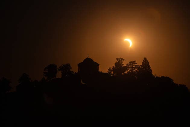 Die partielle Sonnenfinsternis 2026 mit der Stuttgarter Grabkapelle. *** The 2026 partial solar eclipse as seen from the Stuttgart Burial Chapel Copyright: xSimonxAdomatx