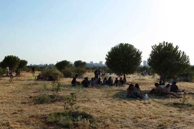 August 12, 2026, Madrid, Community Of Madrid, Spain: A massive crowd of astronomy enthusiasts and families gathers in the elevated grounds of the Parque Forestal de Valdebebas Felipe VI in Madrid, united by the anticipation of the first total solar eclipse visible from the Spanish mainland in 114 years. As the historic celestial event reaches its peak, the atmosphere in the park remains focused and disciplined; attendees are seen equipped with government-distributed, ISO 12312-2 certified solar glasses to safely observe the Sun s occlusion by the Moon. The choice of this expansive public park, with its unobstructed horizon and minimal urban light pollution, offers thousands of spectators a prime vantage point to witness the transition of da - ZUMAo127 20260812_zep_o127_064 Copyright: xHugoxOrtunox