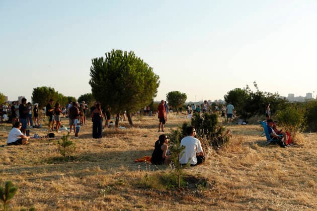 August 12, 2026, Madrid, Community Of Madrid, Spain: A massive crowd of astronomy enthusiasts and families gathers in the elevated grounds of the Parque Forestal de Valdebebas Felipe VI in Madrid, united by the anticipation of the first total solar eclipse visible from the Spanish mainland in 114 years. As the historic celestial event reaches its peak, the atmosphere in the park remains focused and disciplined; attendees are seen equipped with government-distributed, ISO 12312-2 certified solar glasses to safely observe the Sun s occlusion by the Moon. The choice of this expansive public park, with its unobstructed horizon and minimal urban light pollution, offers thousands of spectators a prime vantage point to witness the transition of da - ZUMAo127 20260812_zep_o127_068 Copyright: xHugoxOrtunox