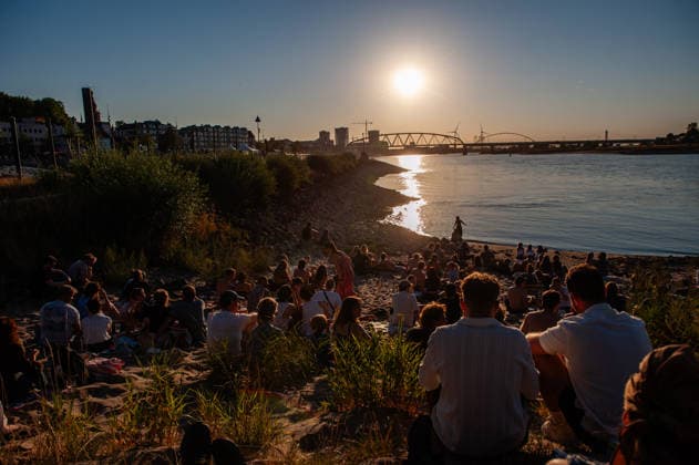 Partial solar eclipse in Nijmegen, Netherlands - 12 Aug 2026 Hundreds of people are enjoying the partial solar eclipse next to the river. On the banks of the Waal River in Nijmegen, people gathered to watch the partial solar eclipse. The solar eclipse began at 7:16 PM, with 88% of the sun eclipsed by 8:11 PM. This is the largest partial solar eclipse the Netherlands has seen since 1999; the next one of this magnitude will be in 2081. Nijmegen Netherlands Copyright: xAnaxFernandezx xSOPAxImagesx Ana_Fernandez_12082026_PartialSolarEclipseNetherlands_006