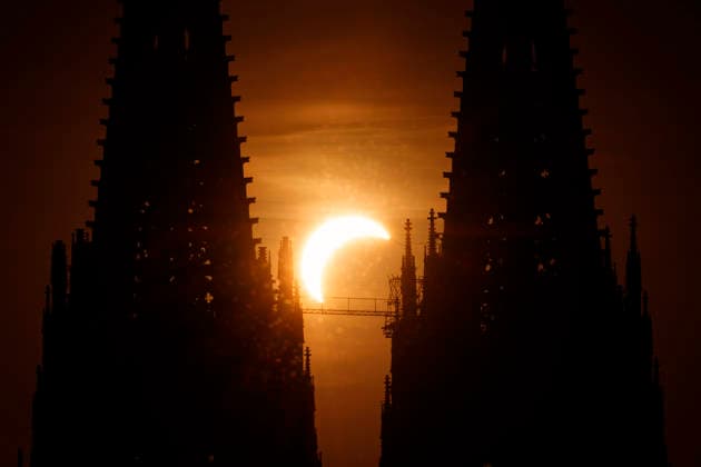 In den Abendstunden verdunkelt sich über Köln kurzzeitig der Himmel: Der Mond schiebt sich zwischen die Erde und Sonne und wirft dabei seinen Schatten auf die Erde, der die Sonne optisch verdeckt. Die teilweise Sonnenfinsternis erreicht um 20.12 Uhr und 49 Sekunden ihre maximale Sichtbarkeit über der Domstadt. (Themenbild, Symbolbild) Köln, 12.08.2026 NRW Deutschland *** In the evening hours, the sky over Cologne will briefly darken. The Moon will move between the Earth and the Sun, casting its shadow onto the Earth and visually obscuring the Sun. The partial solar eclipse will reach its maximum visibility over the cathedral city at 8:12:49 p.m. Featured image, stock image: Cologne, August 12, 2026, North Rhine-Westphalia, Germany Copyright: xChristophxHardtx