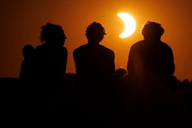 In den Abendstunden verdunkelt sich über Köln kurzzeitig der Himmel: Der Mond schiebt sich zwischen die Erde und Sonne und wirft dabei seinen Schatten auf die Erde, der die Sonne optisch verdeckt. Die teilweise Sonnenfinsternis erreicht um 20.12 Uhr und 49 Sekunden ihre maximale Sichtbarkeit über der Domstadt. (Themenbild, Symbolbild) Köln, 12.08.2026 NRW Deutschland *** In the evening hours, the sky over Cologne will briefly darken. The Moon will move between the Earth and the Sun, casting its shadow onto the Earth and visually obscuring the Sun. The partial solar eclipse will reach its maximum visibility over the cathedral city at 8:12:49 p.m. Featured image, stock image: Cologne, August 12, 2026, North Rhine-Westphalia, Germany Copyright: xChristophxHardtx