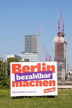 Wahl zum Abgeordnetenhaus, Wahlplakate in Berlin, 07.08.2026 Plakat: Berlin bezahlbar machen DIE LINKE am Straußberger Platz - Wahlplakate der Parteien zur 20.Wahl des Abgeordnetenhauses von Berlin und den Bezirksverordnetenversammlungen, Berliner Stadtgebiet, Berlin, 09.8.26 Berlin Berliner Stadtgebiet Berlin Deutschland *** Berlin House of Representatives Election, Election Posters in Berlin, August 7, 2026: Make Berlin Affordable poster by DIE LINKE at Straußberger Platz; election posters from the parties for the 20th election to the Berlin House of Representatives and the district councils, Berlin metropolitan area, Berlin, August 9, 2026: Berlin metropolitan area, Berlin, Germany Copyright: xHolgerxMuchx