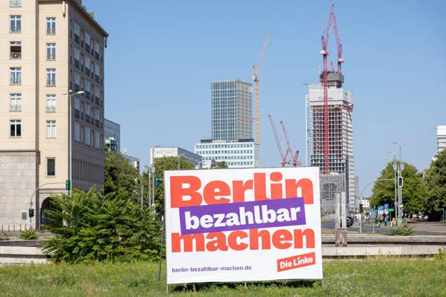 Wahl zum Abgeordnetenhaus, Wahlplakate in Berlin, 07.08.2026 Plakat: Berlin bezahlbar machen DIE LINKE am Straußberger Platz - Wahlplakate der Parteien zur 20.Wahl des Abgeordnetenhauses von Berlin und den Bezirksverordnetenversammlungen, Berliner Stadtgebiet, Berlin, 09.8.26 Berlin Berliner Stadtgebiet Berlin Deutschland *** Berlin House of Representatives Election, Election Posters in Berlin, August 7, 2026: Make Berlin Affordable poster by DIE LINKE at Straußberger Platz; election posters from the parties for the 20th election to the Berlin House of Representatives and the district councils, Berlin metropolitan area, Berlin, August 9, 2026: Berlin metropolitan area, Berlin, Germany Copyright: xHolgerxMuchx