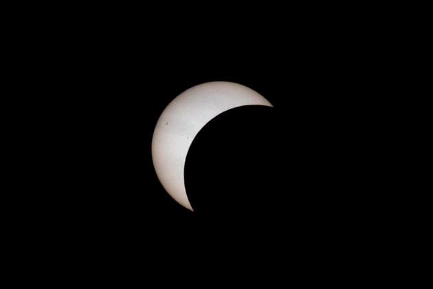 Partielle Sonnenfinsternis Sonnenfinsternis am 12.08.2026 ab 19:00 bis etwa 20:30. Aufgenommen aus der Hand mit einem 500 mm Objektiv mit Sonnenfilterfolie. Gegen Ende versank die schon flachstehende Sonne etwas in den horizontnahen Wolken. Die Bedeckung der Sonne durch den Mond betrug im Maximum knapp 85 Prozent Kiel Schwedeneck Strand Schleswig-Holstein Deutschland *** Partial solar eclipse on August 12, 2026, from 7:00 p.m. to about 8:30 p.m. Shot handheld with a 500 mm lens and a solar filter film. Toward the end, the sun—already low in the sky—was partially obscured by clouds near the horizon At its maximum, the Moon covered just under 85 percent of the Sun. Kiel, Schwedeneck Beach, Schleswig-Holstein, Germany