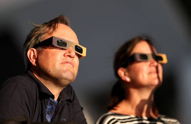 (260812) -- LONDON, Aug. 12, 2026 -- People observe the partial solar eclipse in London, Britain, Aug. 12, 2026. ) BRITAIN-LONDON-SOLAR ECLIPSE LixYing 