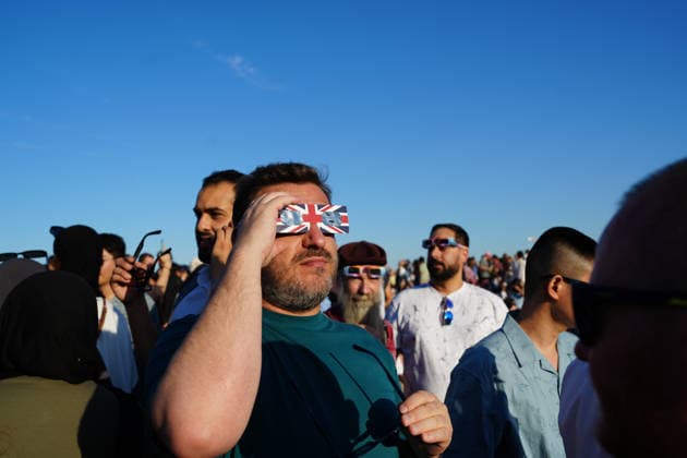 (260812) -- LONDON, Aug. 12, 2026 -- People observe the partial solar eclipse on Primrose Hill in London, Britain, Aug. 12, 2026. ) BRITAIN-LONDON-SOLAR ECLIPSE ZhangxFeng 