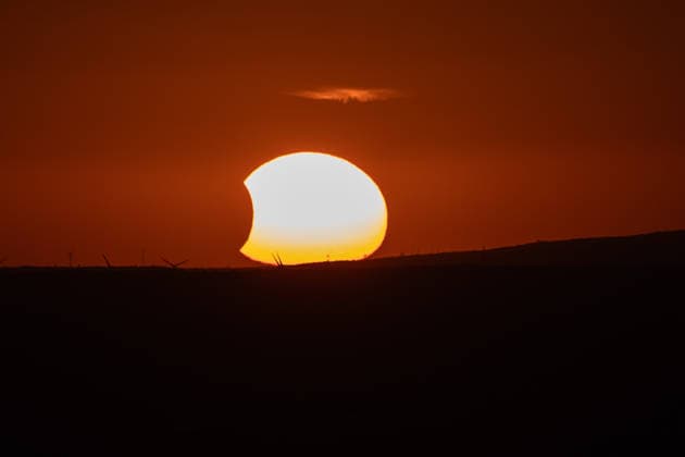 Partielle Sonnenfinsternis am Petersberg im Siebengebirge - 12.08.2026. Blick vom Petersberg im Siebengebirge (Königswinter) über Bonn und Köln hinweg auf die partielle Sonnenfinsternis am Abend des 12. August 2026: Der Mond bedeckt die Sonne zu bis zu 89 Prozent. Sonne und Mond gehen gemeinsam in einer Sichtachse hinter dem rund 58 Kilometer entfernten Hambacher Forst mit seinen zahlreichen Windkraftanlagen unter. Königswinter Petersberg Nordrhein-Westfalen Deutschland *** Partial Solar Eclipse at Petersberg in the Siebengebirge on August 12, 2026: View from Petersberg in the Siebengebirge near Königswinter, looking across Bonn and Cologne toward the partial solar eclipse on the evening of August 12, 2026. The Moon covers up to 89 perc Copyright: xMarcxJohnx