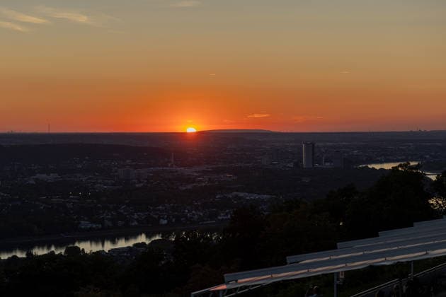 Partielle Sonnenfinsternis am Petersberg im Siebengebirge - 12.08.2026. Blick vom Petersberg im Siebengebirge (Königswinter) über Bonn und Köln hinweg auf die partielle Sonnenfinsternis am Abend des 12. August 2026: Der Mond bedeckt die Sonne zu bis zu 89 Prozent. Sonne und Mond gehen gemeinsam in einer Sichtachse hinter dem rund 58 Kilometer entfernten Hambacher Forst mit seinen zahlreichen Windkraftanlagen unter. Königswinter Petersberg Nordrhein-Westfalen Deutschland *** Partial Solar Eclipse at Petersberg in the Siebengebirge on August 12, 2026: View from Petersberg in the Siebengebirge near Königswinter, looking across Bonn and Cologne toward the partial solar eclipse on the evening of August 12, 2026. The Moon covers up to 89 perc Copyright: xMarcxJohnx