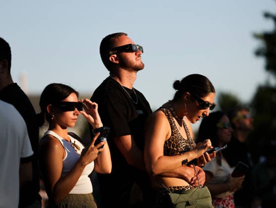 (260812) -- PARIS, Aug. 12, 2026 -- People observe a partial solar eclipse in Paris, France, Aug. 12, 2026. ) FRANCE-PARIS-SOLAR ECLIPSE WuxHuiwo 