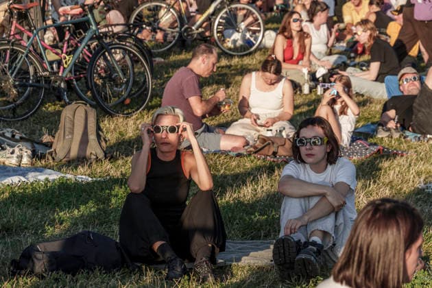 12.08.2026, Eclipse, partielle Sonnenfinsternis, Tempelhofer Feld, Zuschauer, Berlin 12.08.2026, Eclipse, partielle Sonnenfinsternis, Tempelhofer Feld, Zuschauer, Berlin *** August 12, 2026, Eclipse, partial solar eclipse, Tempelhofer Feld, spectators, Berlin August 12, 2026, Eclipse, partial solar eclipse, Tempelhofer Feld, spectators, Berlin