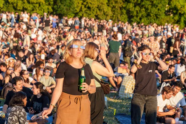 12.08.2026, Eclipse, partielle Sonnenfinsternis, Tempelhofer Feld, Zuschauer, Berlin 12.08.2026, Eclipse, partielle Sonnenfinsternis, Tempelhofer Feld, Zuschauer, Berlin *** August 12, 2026, Eclipse, partial solar eclipse, Tempelhofer Feld, spectators, Berlin August 12, 2026, Eclipse, partial solar eclipse, Tempelhofer Feld, spectators, Berlin