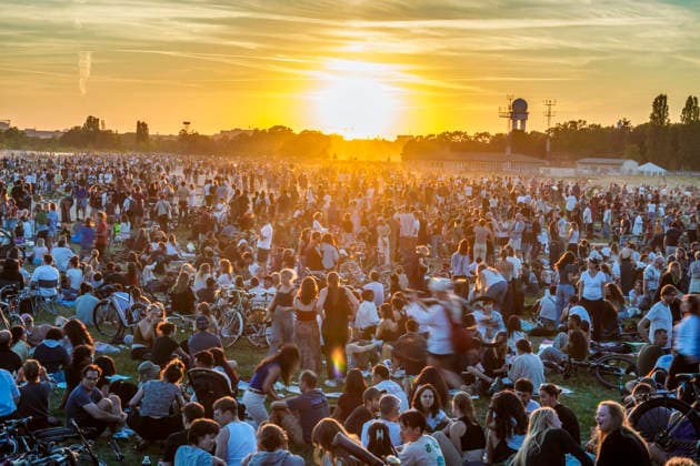 12.08.2026, Eclipse, partielle Sonnenfinsternis, Tempelhofer Feld, Zuschauer, Berlin 12.08.2026, Eclipse, partielle Sonnenfinsternis, Tempelhofer Feld, Zuschauer, Berlin *** August 12, 2026, Eclipse, partial solar eclipse, Tempelhofer Feld, spectators, Berlin August 12, 2026, Eclipse, partial solar eclipse, Tempelhofer Feld, spectators, Berlin