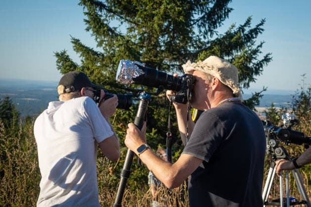 Sonnenfinsternis über Deutschland Zahlreiche Menschen haben sich am 12.08.2026 auf dem Gipfelplateau des Großen Feldberg im Taunus versammelt, um am Abend die Sonnenfinsternis beobachten, die in ihrem Maximum etwa 90% Bedeckung der Sonnenscheibe erreicht. Schmitten Großer Feldberg Hessen Deutschland *** Solar Eclipse Over Germany On August 12, 2026, large crowds gathered on the summit plateau of the Großer Feldberg in the Taunus Mountains, to observe the solar eclipse that evening, which will reach a maximum coverage of approximately 90% of the sun’s disk. Schmitten, Großer Feldberg, Hesse, Germany 2026-08-12_deutschland_sonnenfinsternis_15