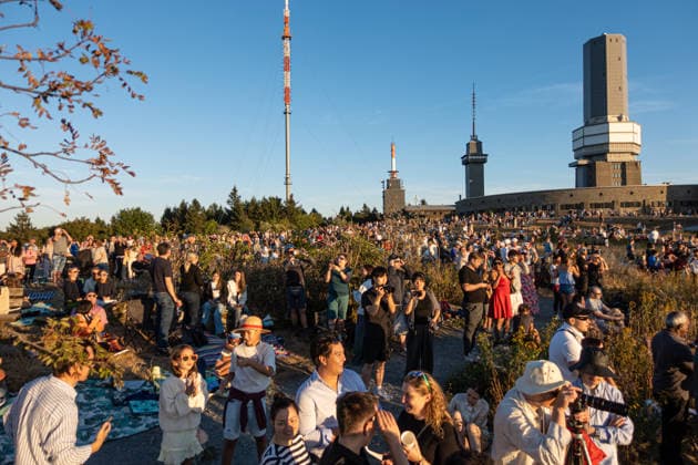 Sonnenfinsternis über Deutschland Zahlreiche Menschen haben sich am 12.08.2026 auf dem Gipfelplateau des Großen Feldberg im Taunus versammelt, um am Abend die Sonnenfinsternis beobachten, die in ihrem Maximum etwa 90% Bedeckung der Sonnenscheibe erreicht. Schmitten Großer Feldberg Hessen Deutschland *** Solar Eclipse Over Germany On August 12, 2026, large crowds gathered on the summit plateau of the Großer Feldberg in the Taunus Mountains, to observe the solar eclipse that evening, which will reach a maximum coverage of approximately 90% of the sun’s disk. Schmitten, Großer Feldberg, Hesse, Germany 2026-08-12_deutschland_sonnenfinsternis_17