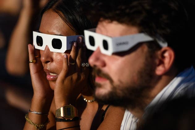 Thousands of people had gathered at Parc AndrÃ CitroÃ«n to watch the solar eclipse in Paris on 12 August 2026 - 27 06 2026 - France Ile-de-France (region) Paris -  JulienxMattiax xLexPictorium LePictorium_0339315