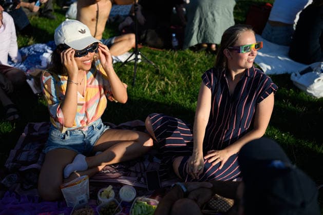 Thousands of people had gathered at Parc AndrÃ CitroÃ«n to watch the solar eclipse in Paris on 12 August 2026 - 12 08 2026 - France Ile-de-France (region) Paris -  JulienxMattiax xLexPictorium LePictorium_0339332