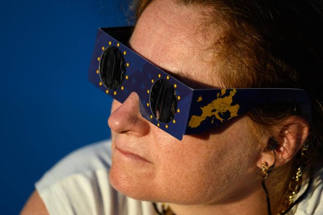 Thousands of people had gathered at Parc AndrÃ CitroÃ«n to watch the solar eclipse in Paris on 12 August 2026 - 27 06 2026 - France Ile-de-France (region) Paris -  JulienxMattiax xLexPictorium LePictorium_0339298