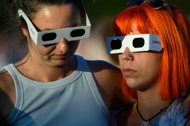 Thousands of people had gathered at Parc AndrÃ CitroÃ«n to watch the solar eclipse in Paris on 12 August 2026 - 27 06 2026 - France Ile-de-France (region) Paris -  JulienxMattiax xLexPictorium LePictorium_0339300