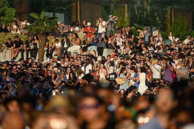 Thousands of people had gathered at Parc AndrÃ CitroÃ«n to watch the solar eclipse in Paris on 12 August 2026 - 27 06 2026 - France Ile-de-France (region) Paris -  JulienxMattiax xLexPictorium LePictorium_0339303