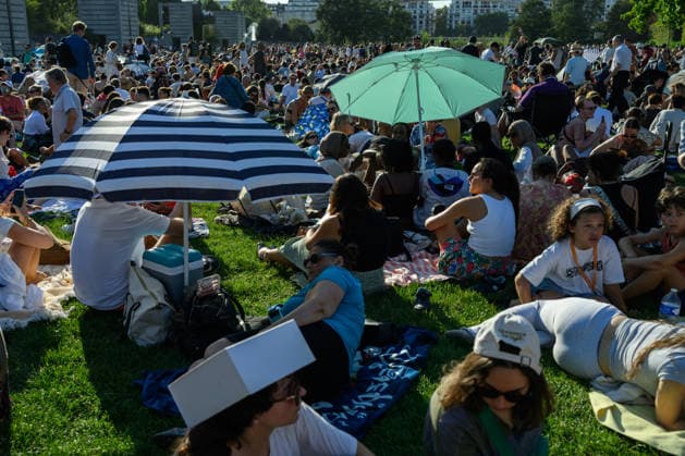 Thousands of people had gathered at Parc AndrÃ CitroÃ«n to watch the solar eclipse in Paris on 12 August 2026 - 12 08 2026 - France Ile-de-France (region) Paris -  JulienxMattiax xLexPictorium LePictorium_0339319
