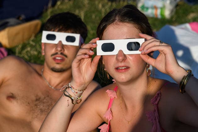 Thousands of people had gathered at Parc AndrÃ CitroÃ«n to watch the solar eclipse in Paris on 12 August 2026 - 12 08 2026 - France Ile-de-France (region) Paris -  JulienxMattiax xLexPictorium LePictorium_0339324