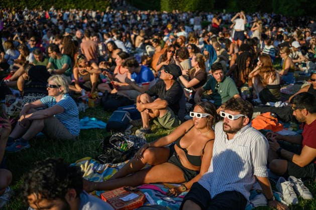 Thousands of people had gathered at Parc AndrÃ CitroÃ«n to watch the solar eclipse in Paris on 12 August 2026 - 12 08 2026 - France Ile-de-France (region) Paris -  JulienxMattiax xLexPictorium LePictorium_0339340