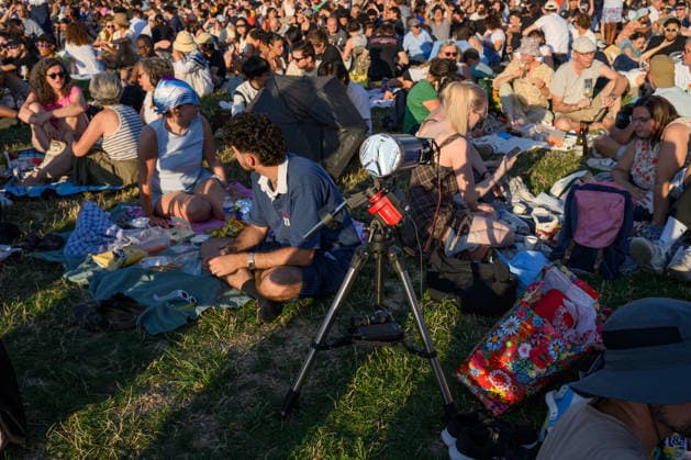 Thousands of people had gathered at Parc AndrÃ CitroÃ«n to watch the solar eclipse in Paris on 12 August 2026 - 12 08 2026 - France Ile-de-France (region) Paris -  JulienxMattiax xLexPictorium LePictorium_0339347