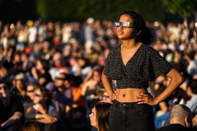 Thousands of people had gathered at Parc AndrÃ CitroÃ«n to watch the solar eclipse in Paris on 12 August 2026 - 12 08 2026 - France Ile-de-France (region) Paris -  JulienxMattiax xLexPictorium LePictorium_0339355