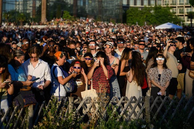 Thousands of people had gathered at Parc AndrÃ CitroÃ«n to watch the solar eclipse in Paris on 12 August 2026 - 12 08 2026 - France Ile-de-France (region) Paris -  JulienxMattiax xLexPictorium LePictorium_0339360