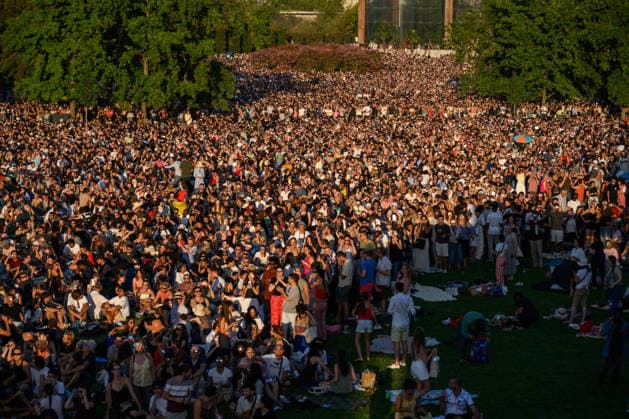 Thousands of people had gathered at Parc AndrÃ CitroÃ«n to watch the solar eclipse in Paris on 12 August 2026 - 12 08 2026 - France Ile-de-France (region) Paris -  JulienxMattiax xLexPictorium LePictorium_0339367