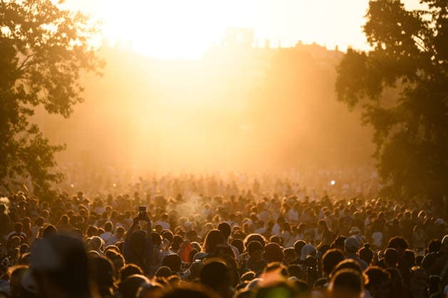 Thousands of people had gathered at Parc AndrÃ CitroÃ«n to watch the solar eclipse in Paris on 12 August 2026 - 12 08 2026 - France Ile-de-France (region) Paris -  JulienxMattiax xLexPictorium LePictorium_0339372