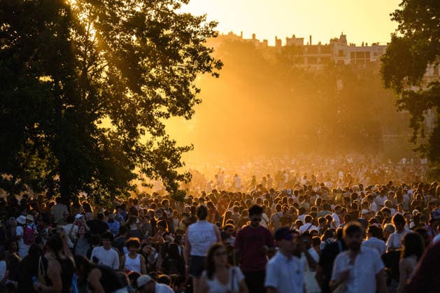 Thousands of people had gathered at Parc AndrÃ CitroÃ«n to watch the solar eclipse in Paris on 12 August 2026 - 12 08 2026 - France Ile-de-France (region) Paris -  JulienxMattiax xLexPictorium LePictorium_0339373