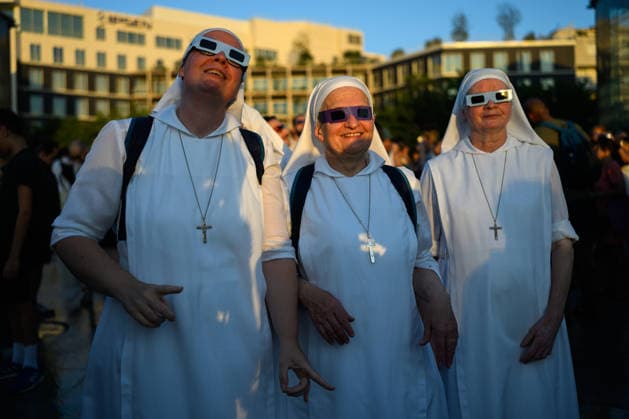 Thousands of people had gathered at Parc AndrÃ CitroÃ«n to watch the solar eclipse in Paris on 12 August 2026 - 12 08 2026 - France Ile-de-France (region) Paris -  JulienxMattiax xLexPictorium LePictorium_0339375