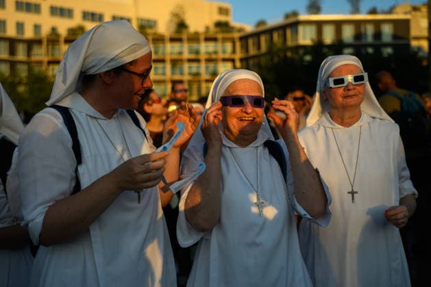 Thousands of people had gathered at Parc AndrÃ CitroÃ«n to watch the solar eclipse in Paris on 12 August 2026 - 12 08 2026 - France Ile-de-France (region) Paris -  JulienxMattiax xLexPictorium LePictorium_0339376