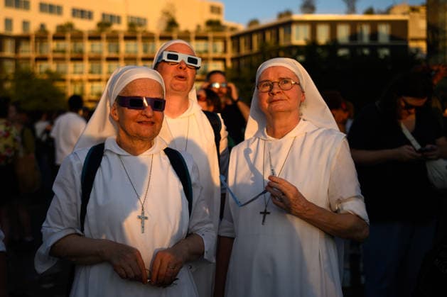 Thousands of people had gathered at Parc AndrÃ CitroÃ«n to watch the solar eclipse in Paris on 12 August 2026 - 12 08 2026 - France Ile-de-France (region) Paris -  JulienxMattiax xLexPictorium LePictorium_0339378