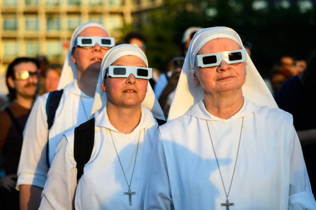 Thousands of people had gathered at Parc AndrÃ CitroÃ«n to watch the solar eclipse in Paris on 12 August 2026 - 12 08 2026 - France Ile-de-France (region) Paris -  JulienxMattiax xLexPictorium LePictorium_0339383