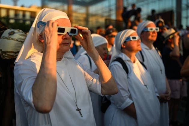 Thousands of people had gathered at Parc AndrÃ CitroÃ«n to watch the solar eclipse in Paris on 12 August 2026 - 12 08 2026 - France Ile-de-France (region) Paris -  JulienxMattiax xLexPictorium LePictorium_0339385