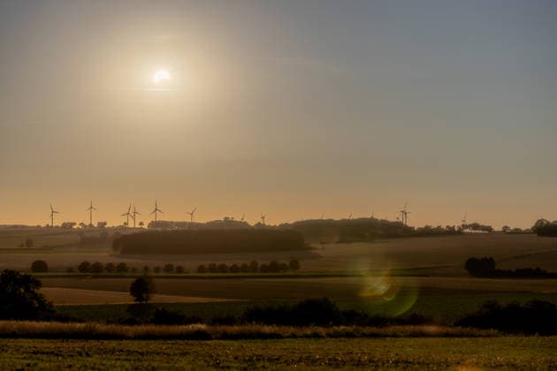 Sonnenfinsternis vom 12.08.2026 über Warstein im Sauerland Landschaftsaufnahme der Sonnenfinsternis, aufgenommen bei Warstein. Zum ausgleich des hohen Dynamikumfangs wurde eine Belichtungsreihe (HDR) aus drei Aufnahmen erstellt. Das Bild wurden mithilfe von KI entrauscht. *** Solar eclipse on August 12, 2026, over Warstein in the Sauerland; landscape view of the solar eclipse, taken near Warstein. To compensate for the high dynamic range, an HDR exposure series consisting of three shots was created. The image was denoised using AI. Copyright: xx xChantalxAndersx