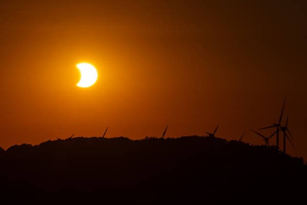 Sonnenfinsternis vom 12.08.2026 über Warstein im Sauerland Landschaftsaufnahme der Sonnenfinsternis, aufgenommen bei Warstein. Das Bild wurden mithilfe von KI entrauscht. *** Solar eclipse on August 12, 2026, over Warstein in the Sauerland; landscape view of the solar eclipse, taken near Warstein. The image was denoised using AI. Copyright: xx xChantalxAndersx