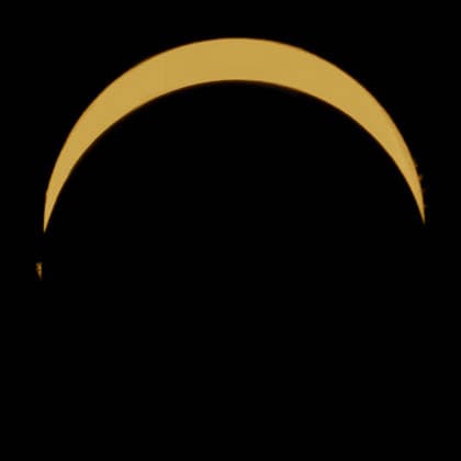 Sonnenfinsternis vom 12.08.2026 über Warstein im Sauerland Detailaufnahme der Sonne im H-Alpha-Licht, aufgenommen bei Warstein. Sichtbar sind Strukturen auf der Sonnenoberfläche sowie Protuberanzen am Sonnenrand. Das Bild wurden mithilfe von KI entrauscht und geschärft. *** Solar eclipse on August 12, 2026, over Warstein in the Sauerland region. Close-up image of the Sun in H-alpha light, taken near Warstein. Structures on the Sun’s surface and prominences at the Sun’s edge are visible. The image was denoised and sharpened using AI. Copyright: xx xThorstenxAndersx