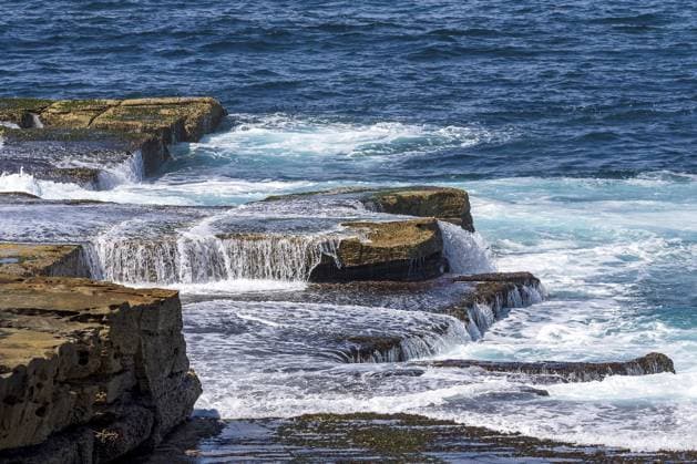 Creative Highlights World Wellen prallen gegen Felsen an der Küste von Maroubra, Sydney, New South Wales, Australien Waves crash into rocks on the coastline at Maroubra, Sydney, New South Wales, Australia Copyright: imageBROKER DavidxRowland iblbmv18737513.jpg