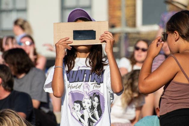 Solar Eclipse 2026 in Margate, UK - 12 AUG 2026. A young girl looking through a home made solar eclipse glasses. Hundreds of people gathered on the King s Steps to enjoy the partial solar eclipse in Margate, UK. Because of the Sun was covered by the Moon 90.6% on the maximum phase of the partial solar eclipse. Margate United Kingdom Copyright: xKrisztianxElekx xSOPAxImagesx SSS_20260812_SOLAR_ECLIPSE_0011005006