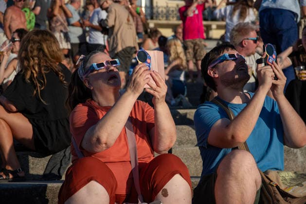 Solar Eclipse 2026 in Margate, UK - 12 AUG 2026. A couple tries to take a photo during the solar eclipse. Hundreds of people gathered on the King s Steps to enjoy the partial solar eclipse in Margate, UK. Because of the Sun was covered by the Moon 90.6% on the maximum phase of the partial solar eclipse. Margate United Kingdom Copyright: xKrisztianxElekx xSOPAxImagesx SSS_20260812_SOLAR_ECLIPSE_0011005040