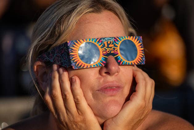 Solar Eclipse 2026 in Margate, UK - 12 AUG 2026. A woman seen enjoying the solar eclipse using her glasses. Hundreds of people gathered on the King s Steps to enjoy the partial solar eclipse in Margate, UK. Because of the Sun was covered by the Moon 90.6% on the maximum phase of the partial solar eclipse. Margate United Kingdom Copyright: xKrisztianxElekx xSOPAxImagesx SSS_20260812_SOLAR_ECLIPSE_0011005021
