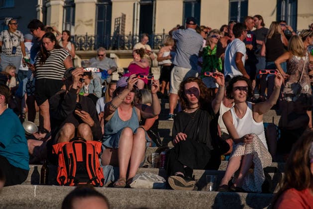 Solar Eclipse 2026 in Margate, UK - 12 AUG 2026. A group of people seen enjoying the solar eclipse in their glasses. Hundreds of people gathered on the King s Steps to enjoy the partial solar eclipse in Margate, UK. Because of the Sun was covered by the Moon 90.6% on the maximum phase of the partial solar eclipse. Margate United Kingdom Copyright: xKrisztianxElekx xSOPAxImagesx SSS_20260812_SOLAR_ECLIPSE_0011005049