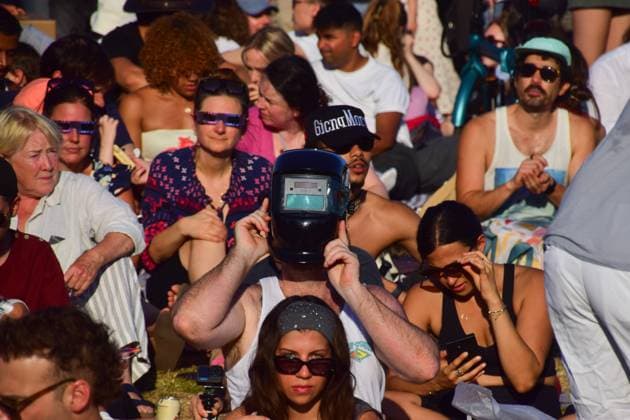 Partial Solar Eclipse in London, UK - 12 Aug 2026 A man views the sun through a welding helmet as thousands of people pack Primrose Hill to watch the partial solar eclipse. Approximately 91 percent of the sun was obscured by the moon. London United Kingdom Copyright: xVukxValcicx xSOPAxImagesx Vuk-Valcic-1441795